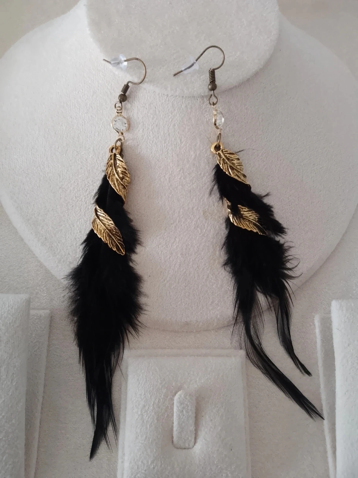 Boucles d'oreilles bohèmes plumes noires et connecteurs cristal de roche